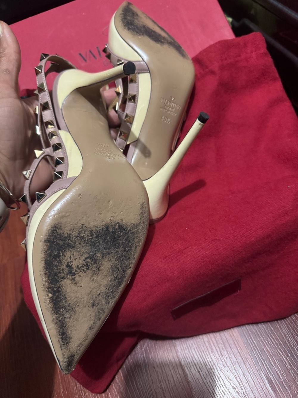 Valentino Garavani Cream Pointed-Toe Rockstud T-Strap Pumps with Pink Trim - Picture 2 of 5